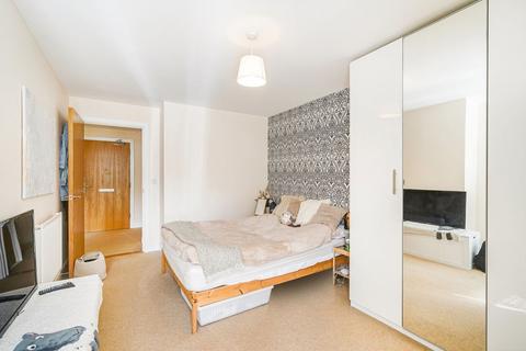 2 bedroom flat to rent, Millharbour, London E14