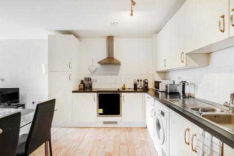 2 bedroom flat to rent, Millharbour, London E14