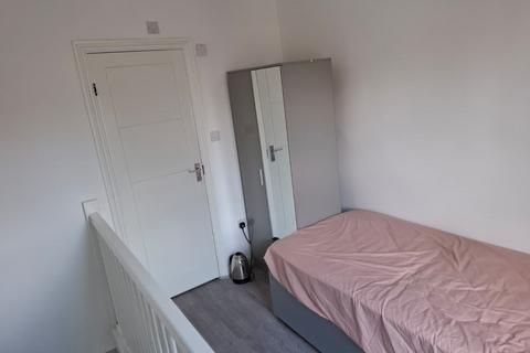 Studio to rent, Willesden Lane, Kilburn, NW6