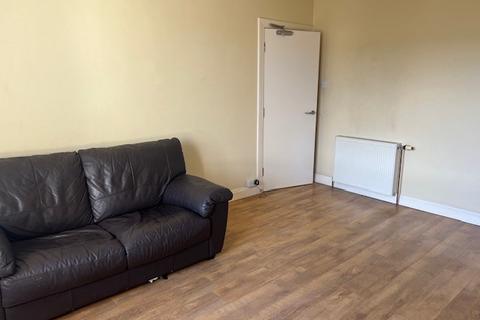 3 bedroom flat to rent, Cleghorn Street, West End, Dundee, DD2