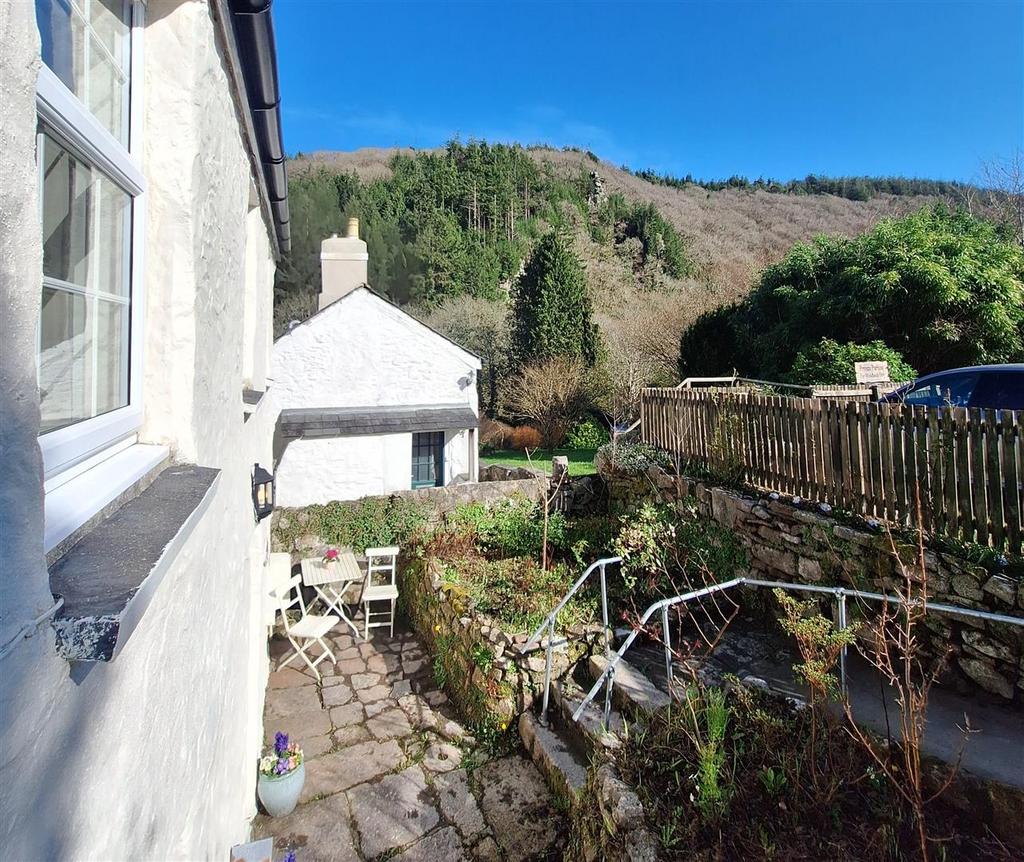 Front Garden 2.jpg