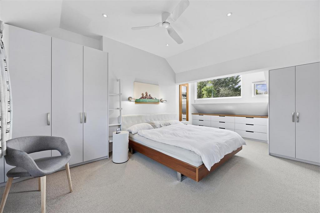 BEDROOM1 (4).jpg