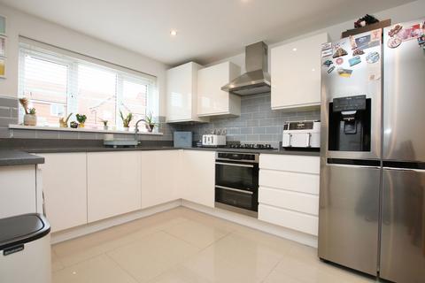 4 bedroom semi-detached house for sale, Hurricane Road, Hucknall, Nottingham, NG15 6WN