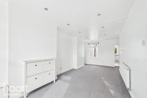 3 bedroom terraced house for sale, Marks Road, Romford, RM7 7AH