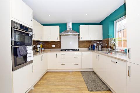 5 bedroom detached house to rent, Wellers Close, Felpham, Bognor Regis, PO22