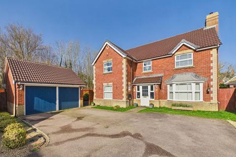 4 bedroom detached house for sale - Hazel Close, Horsham RH13