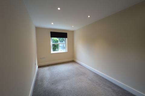 1 bedroom flat to rent, High Street Hampton TW12