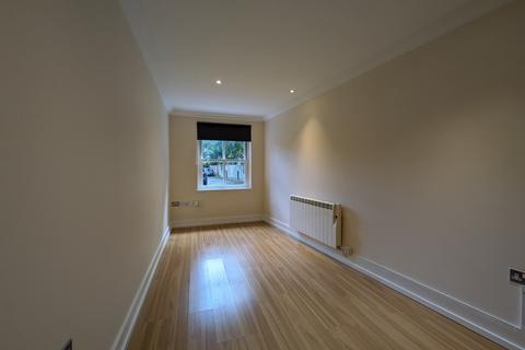 1 bedroom flat to rent, High Street Hampton TW12