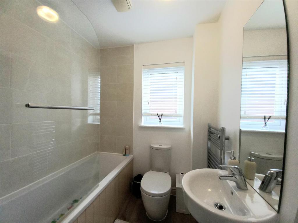 21 Birdwood Bathroom.jpg