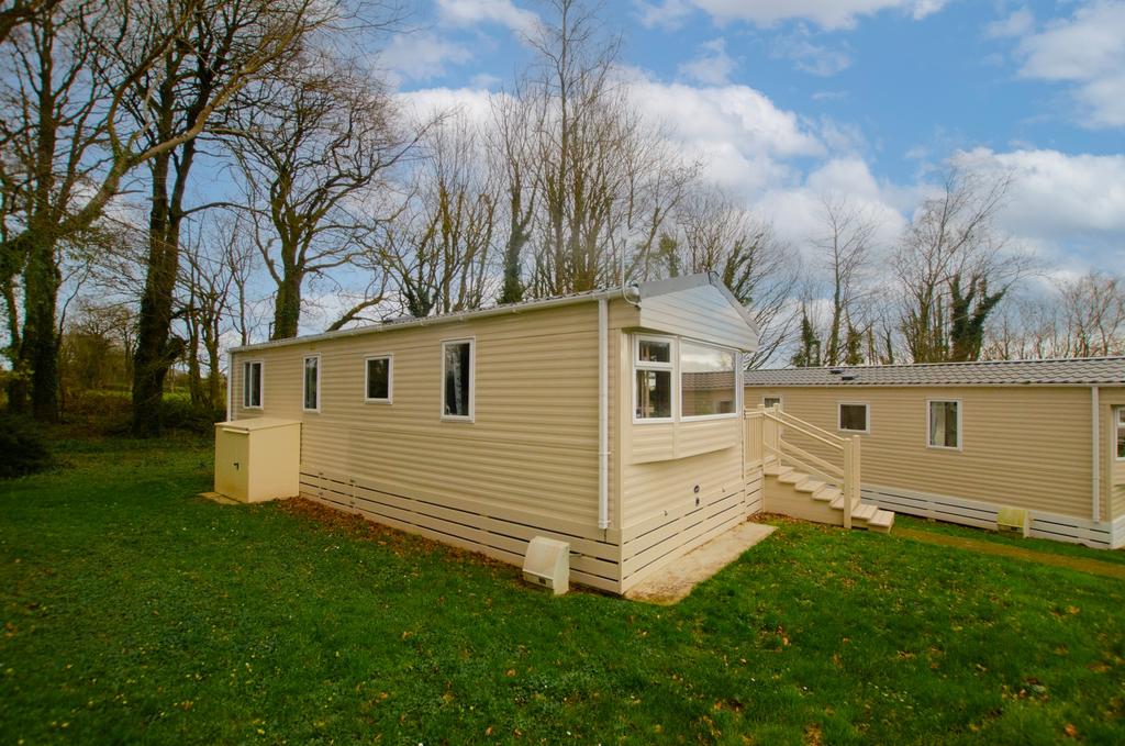 8 Pine Lodge Bosmin Tps 01208 74182 3