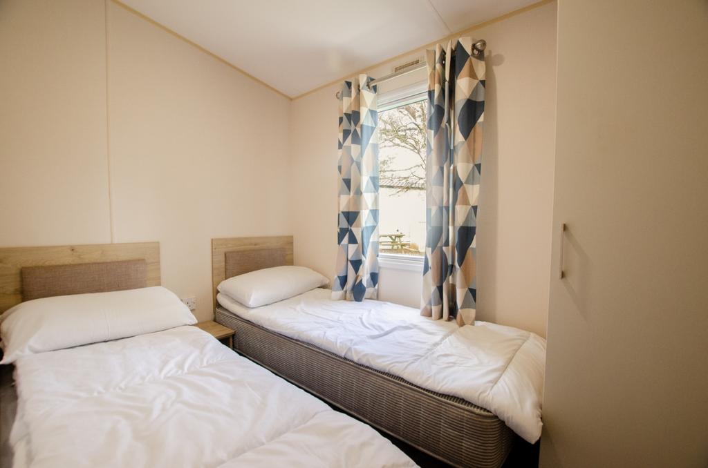 8 Pine Lodge Bodmin TPS 01208 74182-3