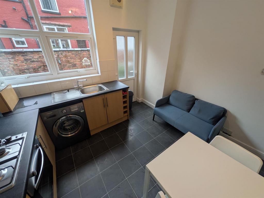 Kitchen / Lounge