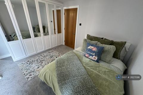 2 bedroom flat to rent, Barrier Point Road, London, E16