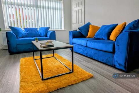 3 bedroom semi-detached house to rent, Overlinks Drive, Salford, M6