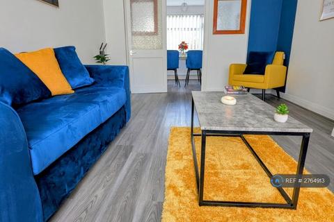3 bedroom semi-detached house to rent, Overlinks Drive, Salford, M6