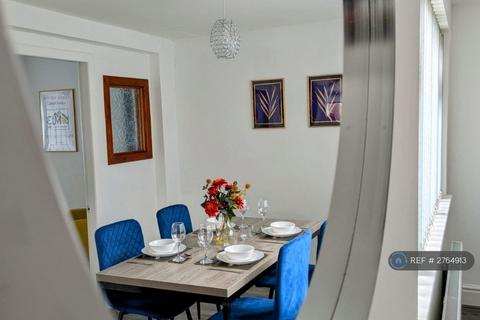 3 bedroom semi-detached house to rent, Overlinks Drive, Salford, M6