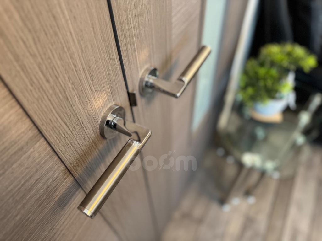 Chestnut Avenue lounge door