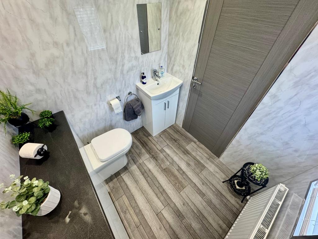 Chestnut Avenue ground floor wc