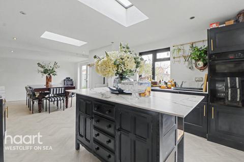 4 bedroom semi-detached house for sale, Olivers Crescent, Great Wakering