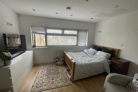 Studio to rent, Regents Park Road, London