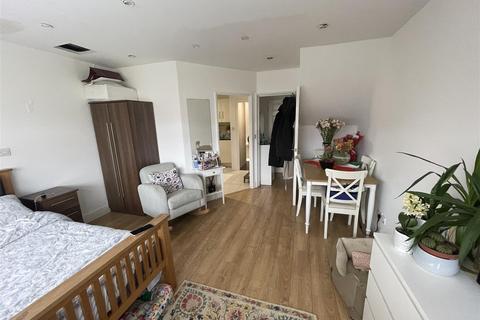 Studio to rent, Regents Park Road, London