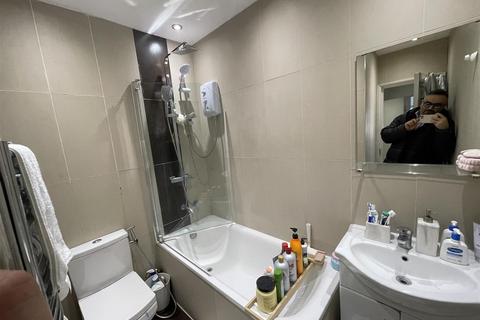 Studio to rent, Regents Park Road, London