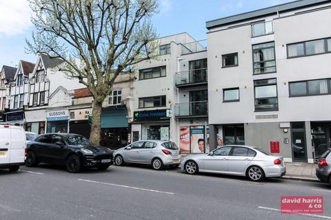 Studio to rent, Regents Park Road, London