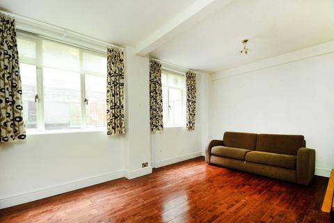 undefined, Charterhouse Square, Clerkenwell, London, EC1M