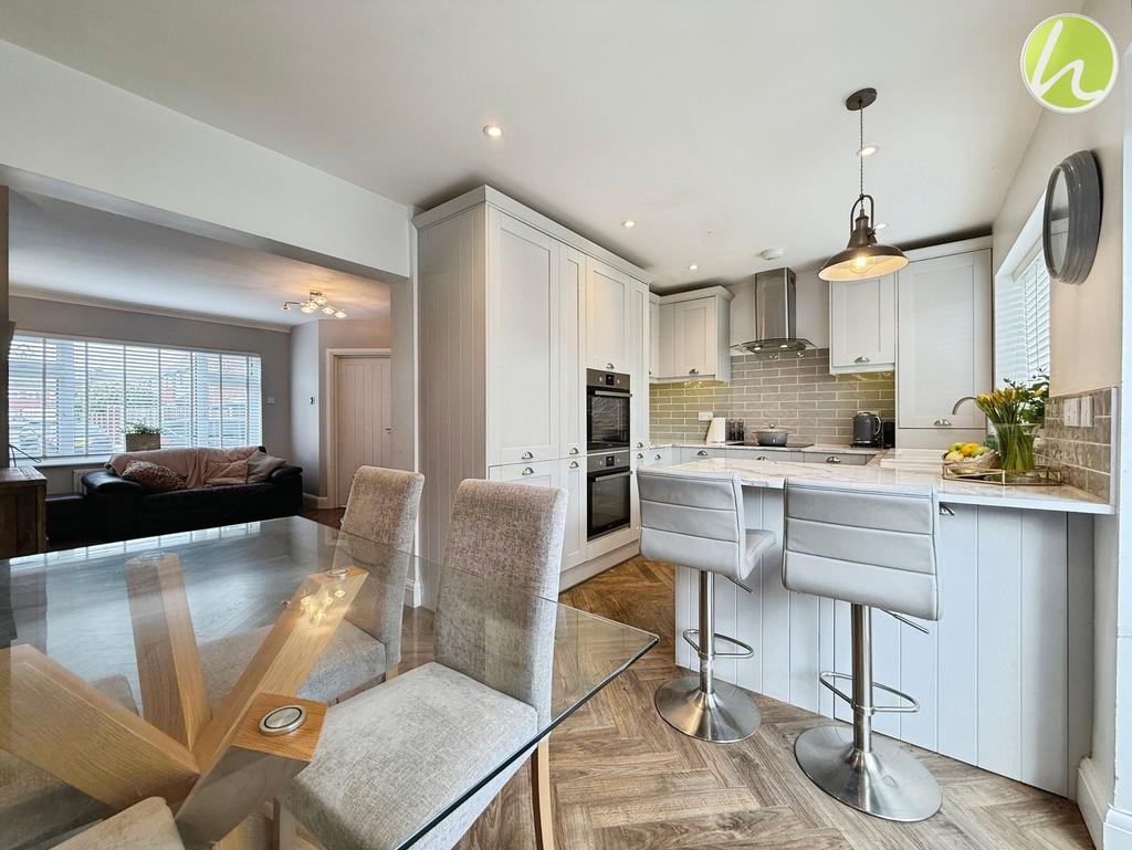 Kitchen/ Dining Room
