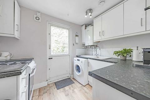 2 bedroom flat for sale, Eversleigh Road, London SW11