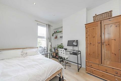 2 bedroom flat for sale, Eversleigh Road, London SW11