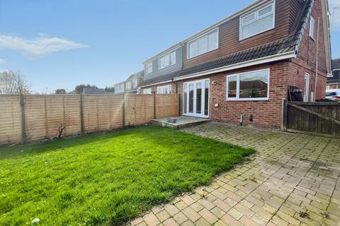 3 bedroom semi-detached house for sale - Hollingthorpe Avenue, Wakefield WF4