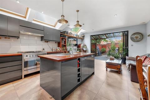 5 bedroom terraced house to rent, West Ella Road, London NW10
