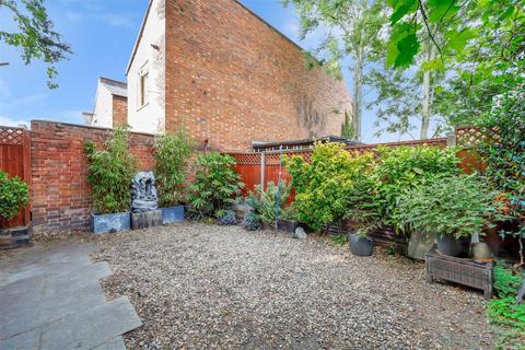 5 bedroom terraced house to rent, West Ella Road, London NW10