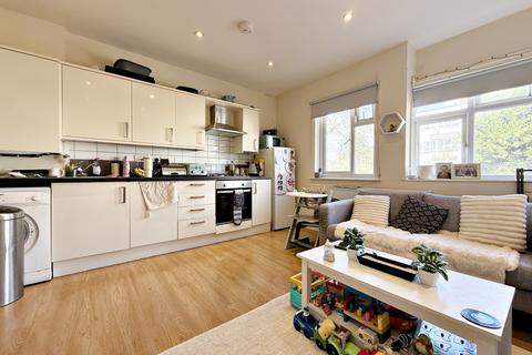 2 bedroom flat to rent, Bathurst Walk, Iver, SL0
