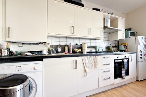 2 bedroom flat to rent, Bathurst Walk, Iver, SL0