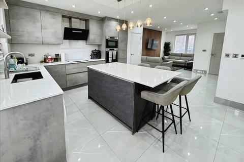 4 bedroom townhouse to rent, Camborne Road, Edgware, Edgware