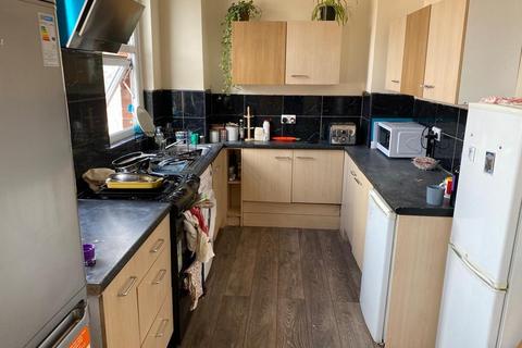 6 bedroom flat to rent, Hyde Park Road, Leeds LS6