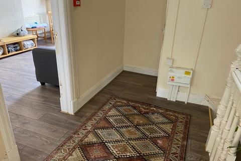 6 bedroom flat to rent, Hyde Park Road, Leeds LS6