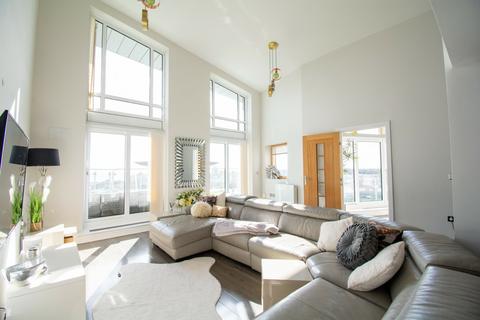 undefined, 3 Bed Penthouse on Richmond Hill