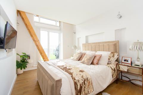 undefined, 3 Bed Penthouse on Richmond Hill