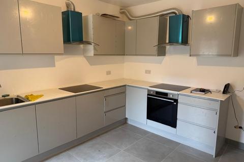 1 bedroom in a house share to rent, Waltham Road, Southall