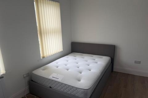 1 bedroom in a house share to rent, Waltham Road, Southall