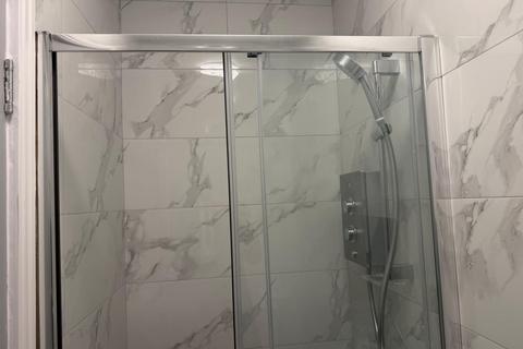 1 bedroom in a house share to rent, Waltham Road, Southall