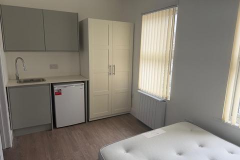 1 bedroom in a house share to rent, Waltham Road, Southall