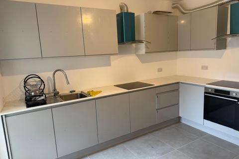 1 bedroom in a house share to rent, Waltham Road, Southall