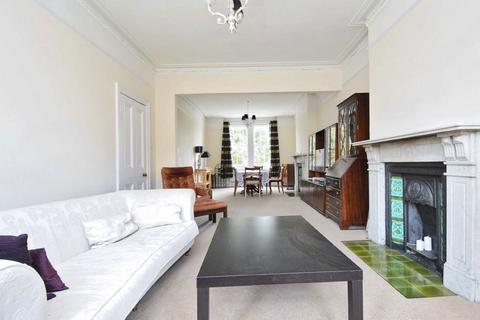 3 bedroom flat to rent, Bushnell Road, London SW17