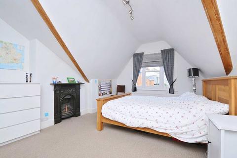3 bedroom flat to rent, Bushnell Road, London SW17
