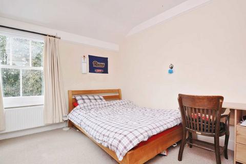 3 bedroom flat to rent, Bushnell Road, London SW17
