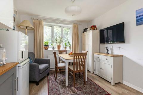 2 bedroom flat for sale, Lakeview Road, London SE27